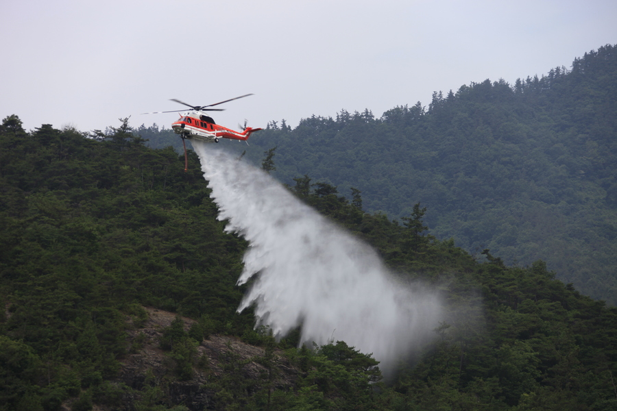 ▲ 산불진화 훈련 중인 산림청 수리온 헬기 ⓒKAI