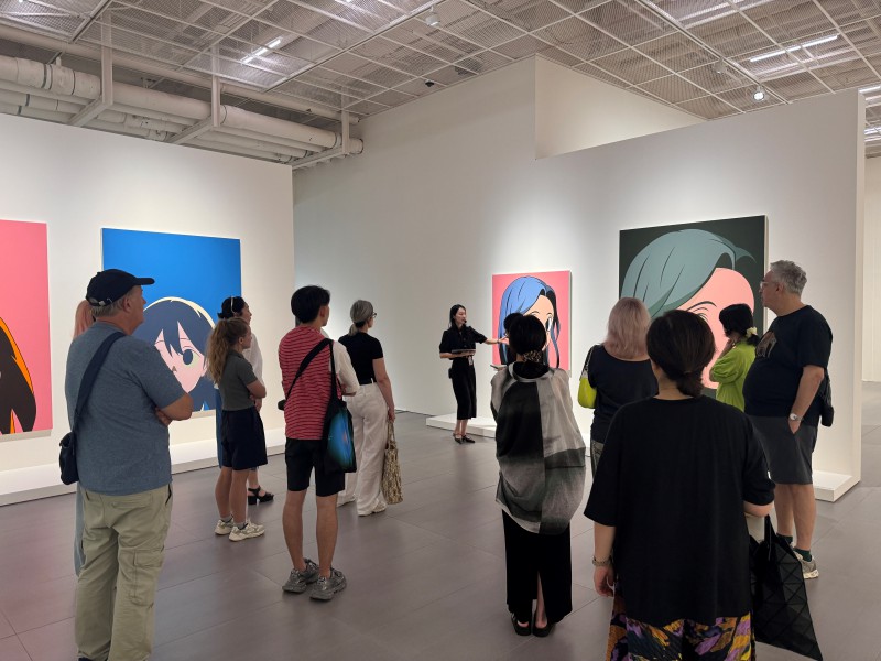 ▲ 옥승철 개인전 '프로토타입'의 프리즈 VIP 대상 도슨트 프로그램을 진행하고 있다.ⓒ롯데문화재단