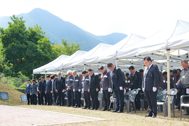 ▲ 강원도 태백시(시장 이상호)가 11일 오전 위령각에서 진폐재해순직자 위령제를 거행했다. 태백시는 국가 에너지원이었던 석탄산업에 종사하다 진폐로 생을 마감하신 산업역군의 영령을 추모하고, 순직자 유족을 위로하며 사회적 존경 분위기를 조성하기 위해 매년 진폐위령제를 이어오고 있다. 이상호 태백시장은 