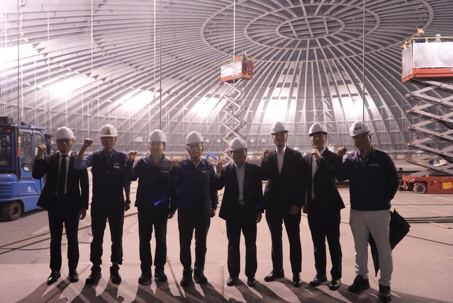 ▲ 지난 9일 여수 묘도 LNG 허브터미널 개발 택지에서 안병길 한국해양진흥공사 사장이 현장 점검을 하고 있다. ⓒ한국해양진흥공사