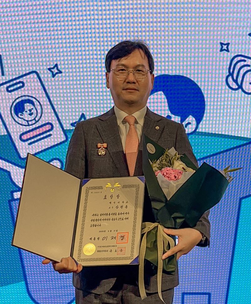 ▲ ‘일자리창출 지원 유공 정부포상’ 대통령 표창을 받은 백석대 장현종 교수( 글로벌인재육성처장)가 수상후 기념촬영을 하고 있다.ⓒ백석대