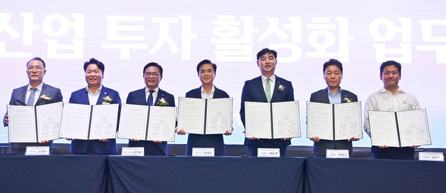 ▲ 11일 아산 모나밸리에서 열린 ‘충남 반도체 상생협의체’ 출범식에서 협약서를 들고 기념촬영을 하고 있다.ⓒ충남도