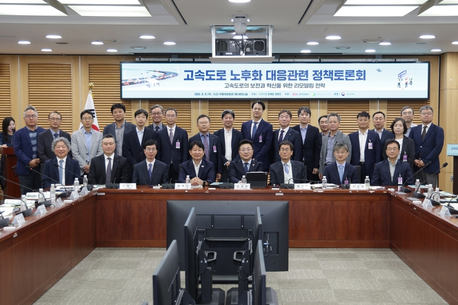 ▲ 국회의원회관에서 열린 ‘고속도로 노후화 대응관련 정책토론회’에서 함진규(아랫줄 오른쪽에서 세 번째) 한국도로공사 사장, 안태준(아랫줄 오른쪽에서 네 번째) 의원, 권영진(아랫줄 오른쪽에서 다섯 번째) 의원 및 참석자들이 기념 촬영을 하고 있다. ⓒ한국도로공사