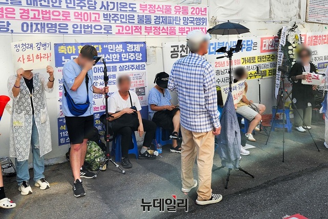 ▲ 11일 서울 여의도 더불어민주당 중앙당사 앞에 당 지지자들이 '정청래·김병기 사퇴하라'는 피켓을 들고 있다.ⓒ손혜정 기자