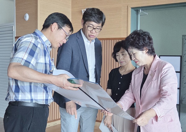 ▲ 오관영 대전 동구의회 의장은 11일 인동 국민체육센터를 방문해 시설 전반을 점검하고 주민 의견을 들었다.ⓒ동구의회