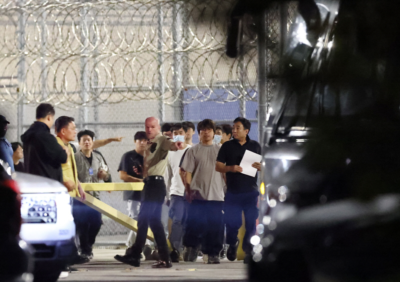 ▲ 이민단속으로 체포됐던 현대차-LG엔솔 배터리공장 건설 현장 직원들이 애틀랜타 공항으로 향하기 위해 11일(현지시간) 미국 조지아주 포크스턴의 이민세관단속국(ICE) 구금시설을 나서고 있다. ⓒ연합뉴스