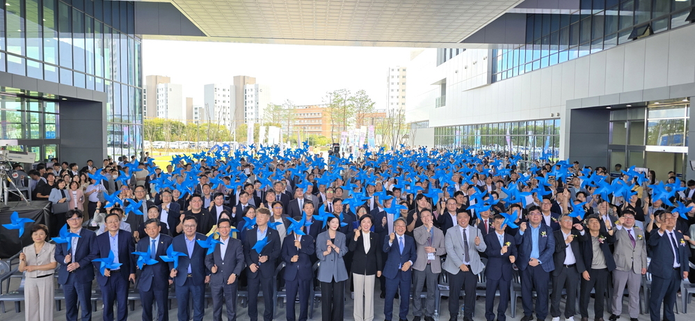 ▲ 강기정 광주광역시장이 11일 광주 첨단3지구 인공지능집적단지에서 열린 ‘모두의 AI, 광주 비전 선포식’에 참석해 참석자들과 함께 국가 AI컴퓨팅센터 광주 유치 시민결의 퍼포먼스를 펼치고 있다.ⓒ광주광역시 제공