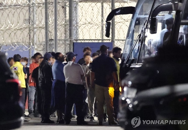 ▲ 미국 이민당국의 불법체류 및 고용 전격단속으로 체포됐던 현대자동차-LG에너지솔루션 배터리공장 건설현장 직원들이 애틀랜타공항으로 향하기 위해 미국 조지아주 포크스턴 이민세관단속국(ICE) 구금시설을 나서며 버스에 탑승하고 있다. 250911 ⓒ연합뉴스
