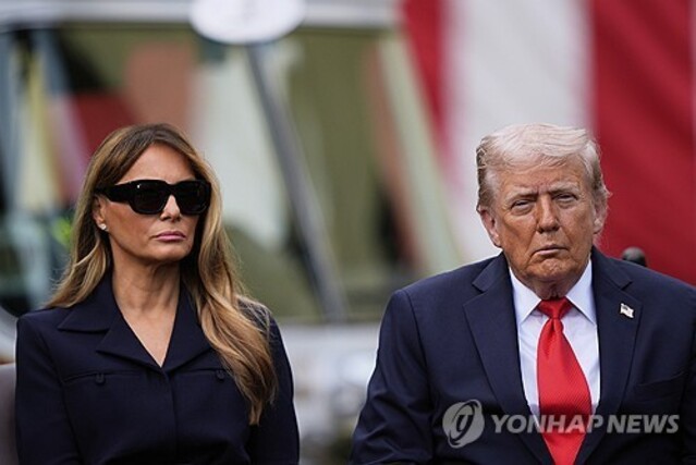 ▲ 11일(현지시각) 미국 워싱턴 D.C. 인근 펜타곤에서 열린 9·11 테러 24주기 추모식에 참석한 도널드 트럼프 대통령 부부. 출처=APⓒ연합뉴스