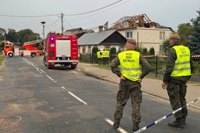 ▲ 러시아 무인기들이 폴란드 영공을 침범한 지 하루 뒤인 11일 폴란드 루블린 인근 바이리키에서 폴란드 소방관과 영토방어 대원들이 러시아 드론으로 파손된 집 지붕 근처를 지켜보고 있다. 250911 AP/뉴시스. ⓒ뉴시스