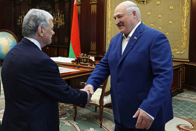 ▲ 벨라루스 민스크에서 존 콜 미국 대통령 특사(좌)와 알렉산더 루카센코 벨라루스 대통령이 회담하기 전 악수하고 있다. 250911 AP/뉴시스. ⓒ뉴시스