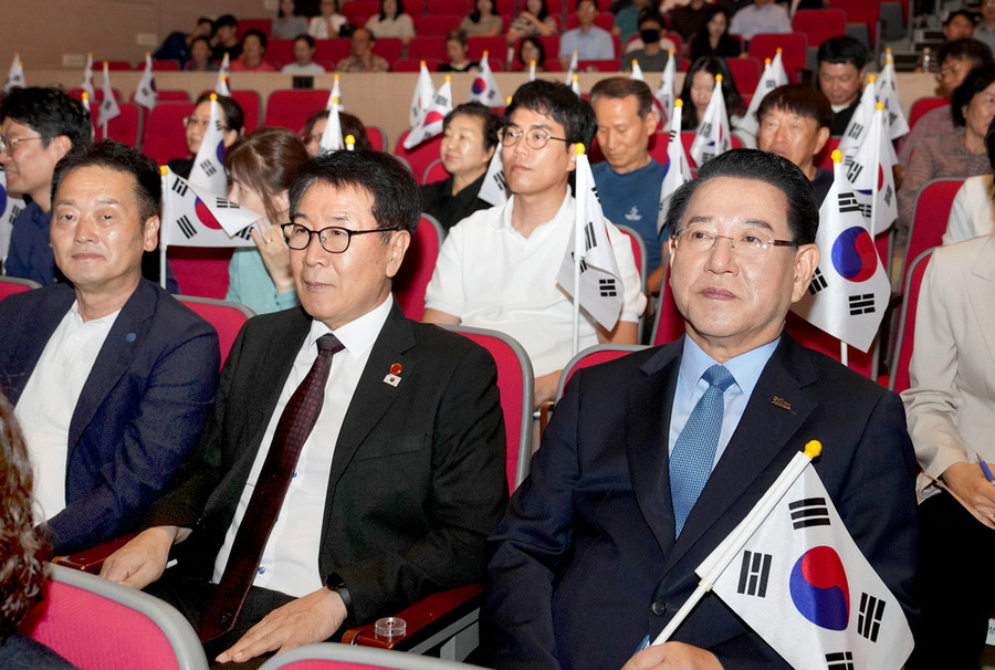 ▲ 김영록 전라남도지사가 11일 도청 김대중강당에서 광복회원 및 도민들과 광복 80주년을 맞아 독립군 정신과 애국·애족의 가치공유를 통해 도민 화합 및 공직자로서의 사명감과 공동체적 책임 의식을 고취하고자 상영된 다큐멘터리 영화 ‘독립군: 끝나지 않은 전쟁’을 관람하고 있다.ⓒ전라남도 제공