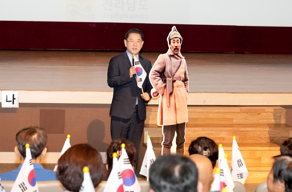 ▲ 김영록 전라남도지사가 11일 도청 김대중강당에서 광복 80주년을 맞아 상영된 다큐멘터리 영화 ‘독립군: 끝나지 않은 전쟁’ 시사회에서 인사말을 하고 있다.ⓒ전라남도 제공