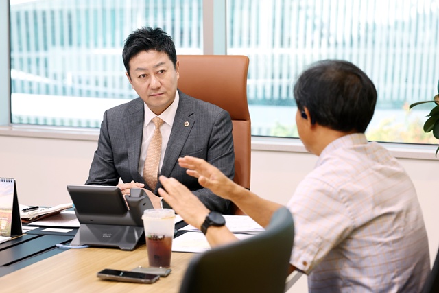 ▲ 김진경 경기도의회 의장이 11일 집무실에서 시흥시노동자지원센터 등 관계자들과 정담회를 진행하고 있다. ⓒ경기도의회 제공
