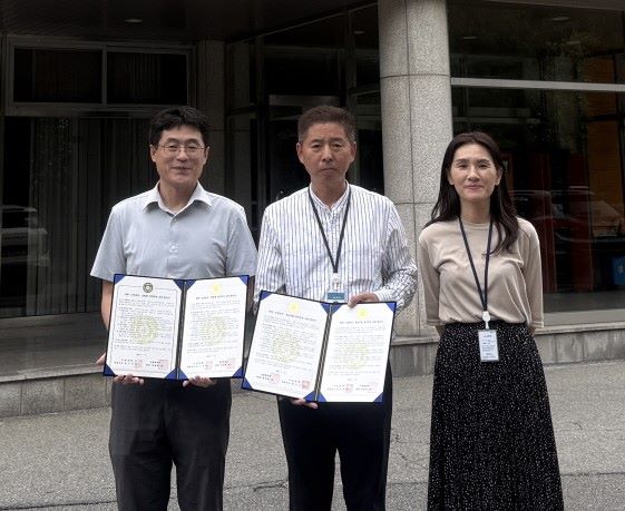 ▲ 선문대와 뉴인텍(Nuintech)이 AI모빌리티융합공학과 및 스마트팩토리융합공학과 설립 협약을 체결하고 관계자들이 기념촬영을 하고 있다.ⓒ선문대