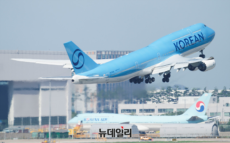 ▲ 대한항공 B747-8 전세기가 10일 오전 인천국제공항에서 미국 애틀랜타 공항을 향해 이륙하고 있다. ⓒ서성진 기자