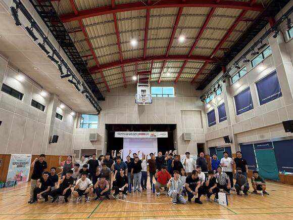 ▲ 11일 한국장애인고용공단 대전직업능력개발원에서 열린 장애인 인식 개선 교육 '온(ON) 코트'에 참여한 한국동그라미파트너스 임직원들이 기념 촬영을 하고 있다. ⓒ한국앤컴퍼니그룹