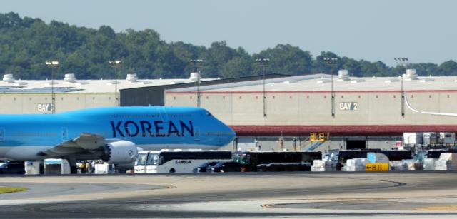 ▲ 미국 이민 당국에 의해 체포·구금됐다 풀려난 한국인 근로자들이 11일(현지시간) 미국 조지아주 하츠필드-잭슨 애틀랜타 국제공항에서 대한항공 전세기에 탑승하고 있다.ⓒ연합뉴스