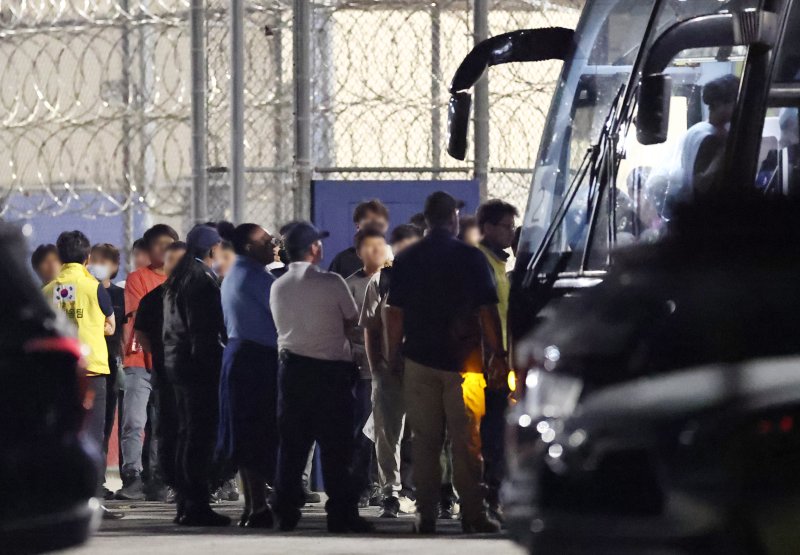 ▲ 11일(현지시간) 미국 조지아주 포크스턴의 이민세관단속국(ICE) 구금시설을 나서며 버스에 탑승하고 있다.ⓒ연합뉴스