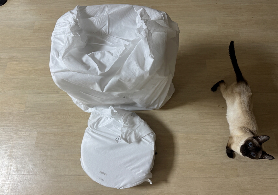 ▲ 상자에서 천으로 포장된 제품을 꺼낸 모습. 신기한지 고양이가 옆에 와서 지켜봤다. ⓒ김재홍 기자