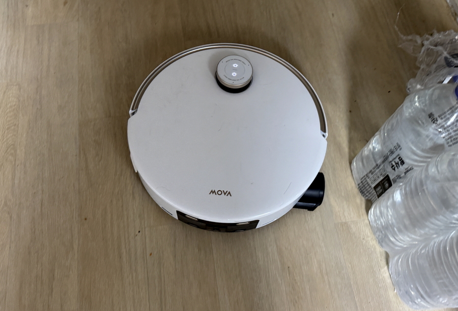 ▲ 이런 식으로 청소하다가 롤러 물걸레가 측면으로 삐져나와 청소한다. ⓒ김재홍 기자