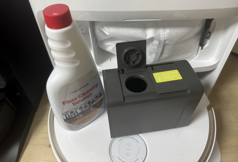 ▲ 이 제품의 세정제통은 일반과 펫 전용 두 개로 이뤄졌다. ⓒ김재홍 기자