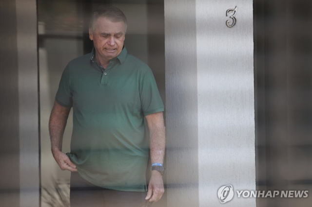 ▲ 가택연금 중 현관 밖으로 나온 자이르 보우소나루 브라질 전 대통령. 250911 AP=연합뉴스. ⓒ연합뉴스