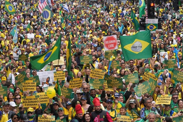 ▲ 자이르 보우소나루 브라질 전 대통령 지지자들이 상파울루에서 보우소나루 전 대통령에 대한 대법원 재판에 반대하며 시위하고 있다. 250907 AP/뉴시스. ⓒ뉴시스