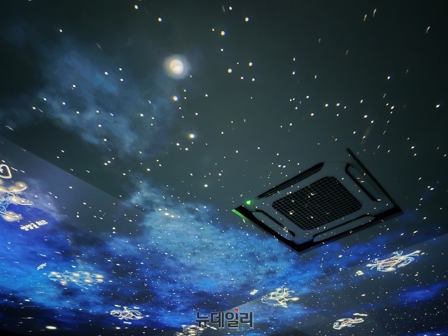 ▲ 영양국제밤하늘보호공원을 구현한 공간. 수많은 사람이 오가는 성수동 거리에서 고요한 휴식을 취할 수 있도록 했다.ⓒ조현우 기자