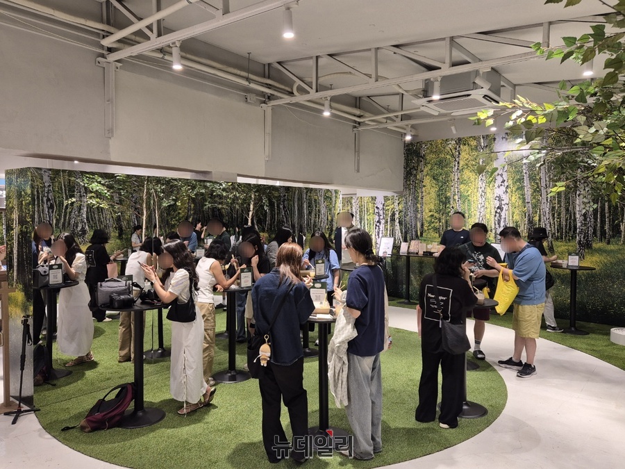 ▲ 방문객들이 분식 플레이트를 맛보고 있다.ⓒ조현우 기자