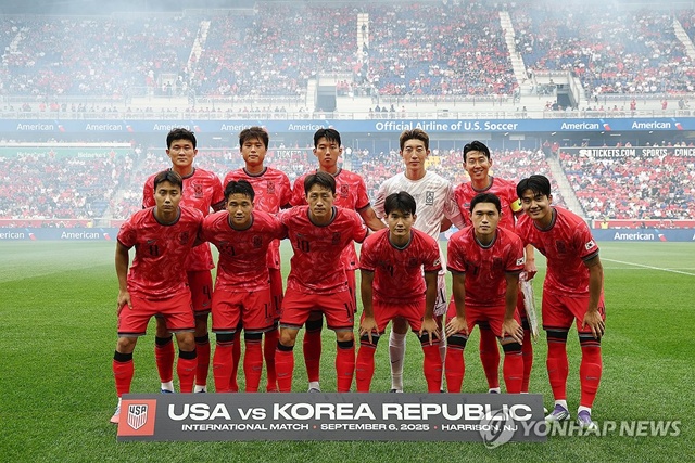 ▲ 미국 뉴저지주 해리슨 스포츠일러스트레이티드 스타디움에서 열린 미국과의 친선경기에서 대한민국 축구 국가대표팀이 경기 시작 전 기념촬영을 하고 있다. 250906 ⓒ연합뉴스