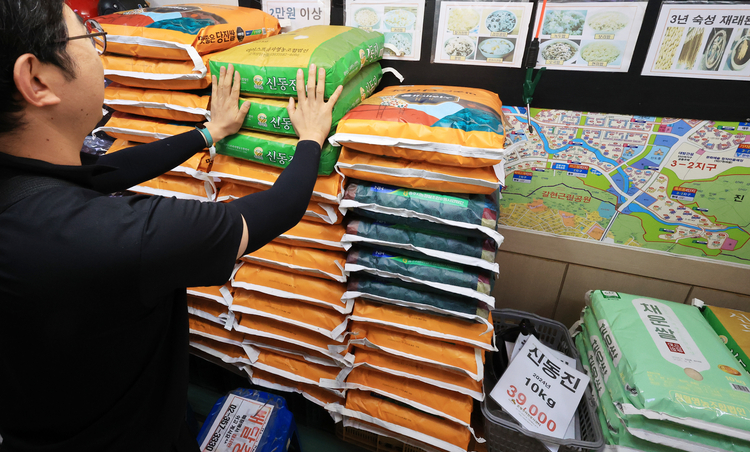 ▲ 농림축산식품부가 쌀 수급 안정을 위해 정부양곡(벼) 2만5천t(톤)을 추가로 공급한다고 밝힌 12일 서울시내 한 쌀가게에서 업주가 쌀을 정리하고 있다.  ⓒ연합뉴스