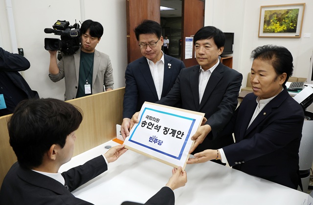 ▲ 이성윤(가운데) 더불어민주당 법률위원장이 12일 오전 서울 여의도 국회 의안과에서 임호선 수석사무부총장, 문정복 조직부총장과 함께 송언석 국민의힘 원내대표 징계안을 제출하고 있다.ⓒ뉴시스