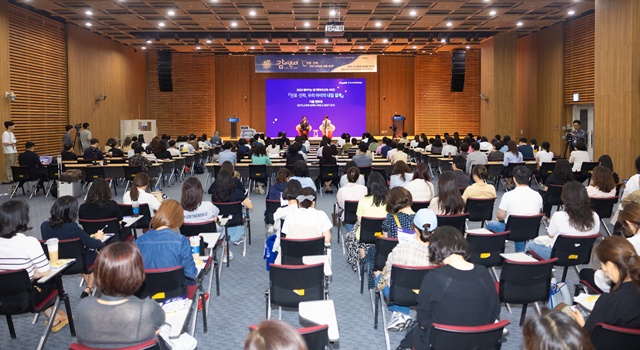 ▲ 임태희 경기도교육감이 12일 성남에 위치한 경기창조경제혁신센터에서 열린 제1회 '찾아가는 경기학부모교육 시리즈, 감(感)이 온다'에 참석해 멘토링을 진행하고 있다. ⓒ경기도교육청 제공