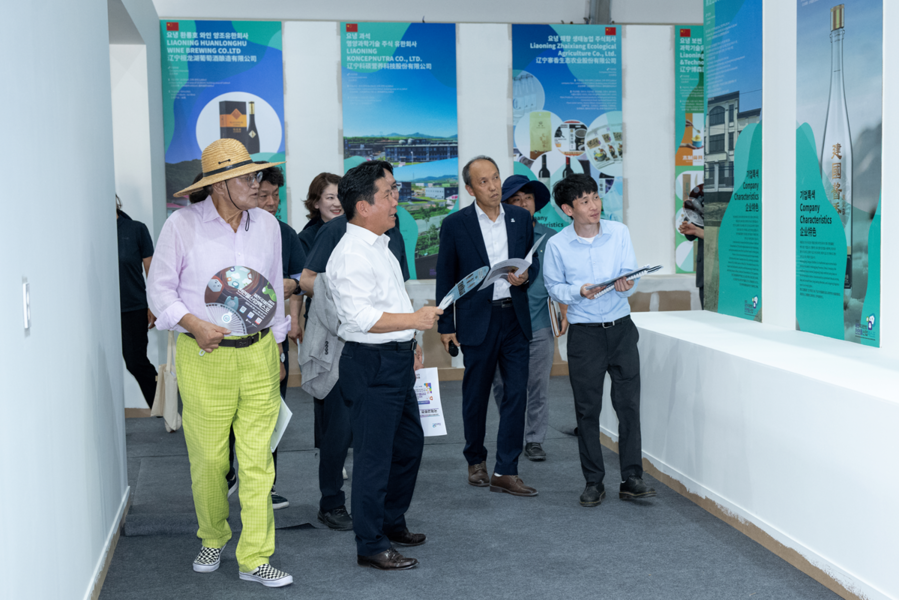 ▲ 2025 제천국제한방천연물산업엑스포 개막을 앞두고 김창규 제천시장 등이 엑스포 준비 현장을 점검하고 있다. ⓒ제천국제한방천연물산업엑스포조직위