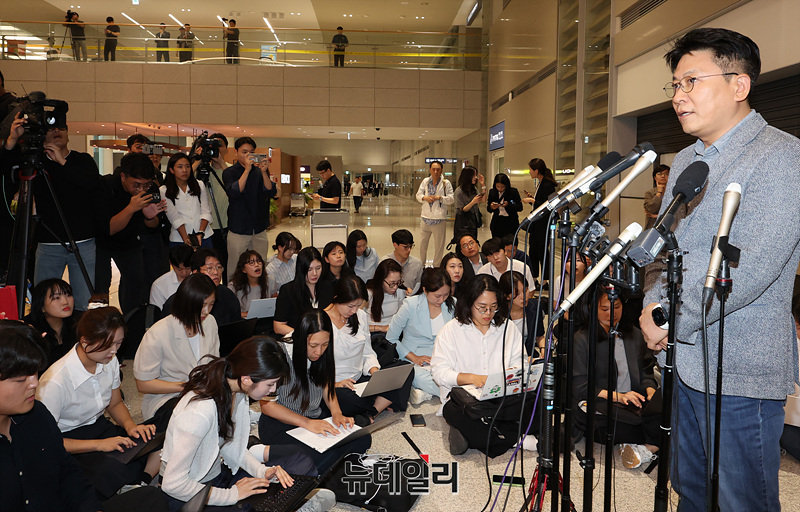 ▲ 미국 이민당국에 의해 조지아주에 구금됐던 한국인 근로자들과 함께 귀국한 김동명 LG에너지솔루션 사장이 12일 인천국제공항 제2터미널 입국장에서 취재진 질문에 답하고 있다.ⓒ인천=서성진 기자