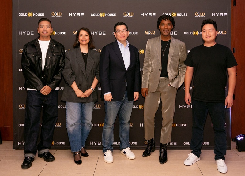 ▲ 지난 9일(현지시간) 미국 로스앤젤레스(LA) 더 웨스트 할리우드 에디션에서 열린 K-팝 관련 특별 대담 및 네트워킹 이벤트 패널 세션에 참석한 조나단 입, 미트라 다랍 하이브 X 게펜 레코드 대표, 최준원 위버스컴퍼니 대표, 모더레이터 테트리스 캘리, 릭 최 라이브네이션 글로벌 투어 프로모터(왼쪽부터). ⓒ하이브