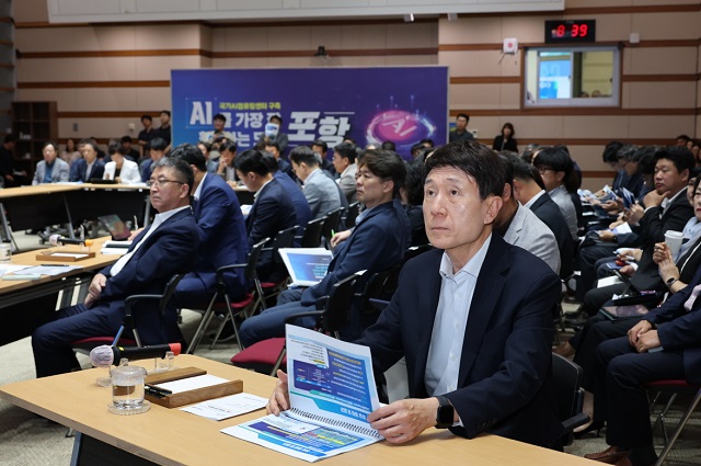 ▲ 이강덕 시장은 12일 시청 대회의실에서 9월 확대간부회의를 주재하며 지역 경제를 활성화하기 위한 현안업무 추진에 총력을 다해줄 것을 강조했다.ⓒ포항시