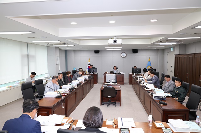 ▲ 포항시의회 예산결산특별위원회가 12일 오전 2025년도 제2회 추가경정예산안 심사에 돌입했다.ⓒ포항시의회
