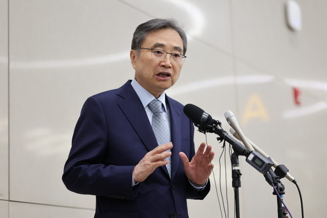 ▲ 미국 이민당국의 불법체류 단속으로 구금된 한국인 근로자 300여명의 석방절차를 마무리 짓기 위해 미국을 방문했던 조현 외교부 장관이 12일 인천국제공항을 통해 귀국해 취재진의 질문에 답변하고 있다. ⓒ뉴시스