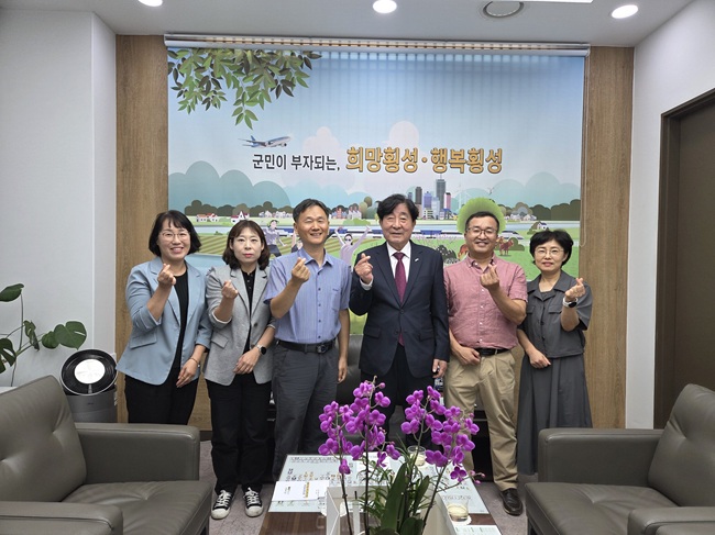 ▲ 강원도 횡성군이 12일 군수실에서 지역 내 아동돌봄기관 관계자들과 간담회를 열고 아동돌봄 서비스의 질 향상과 현장 애로사항 청취를 위한 소통의 자리를 가졌다. 이날 간담회에는 지역아동센터 4개소와 다함께돌봄센터 1개소의 센터장이 참석했다. 김명기 군수는 