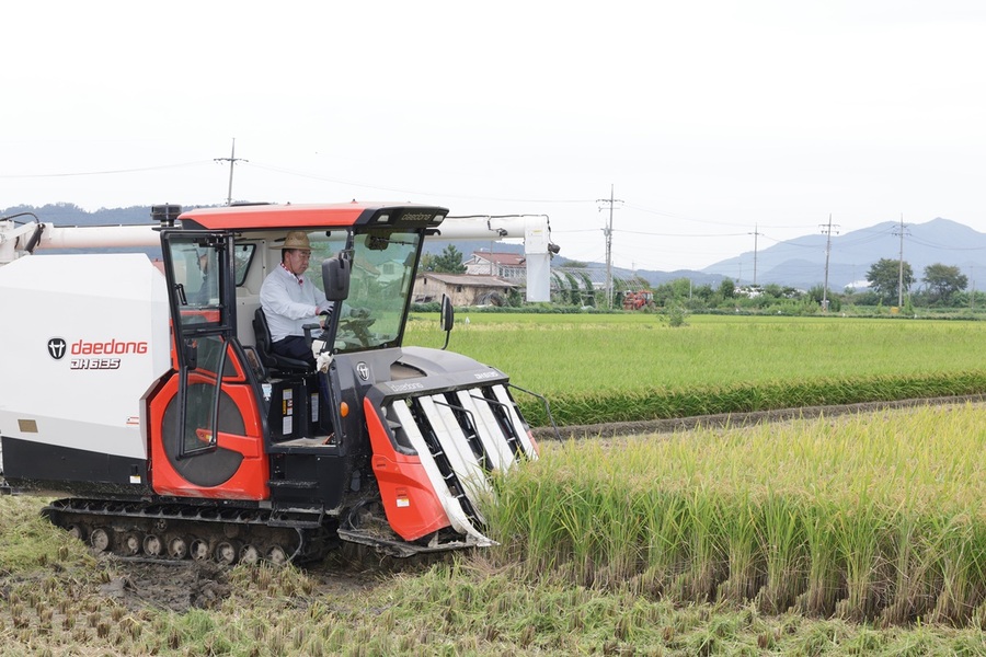 ▲ 이범석 청주시장이 12일 청원구 오창읍 도암리에서 콤바인을 이용해 벼베기 를 하고 있다.ⓒ청주시