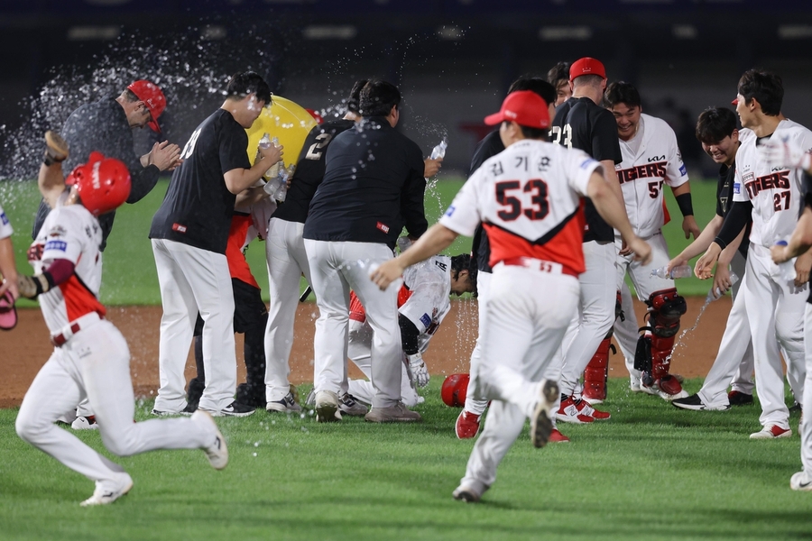 ▲ 김선빈의 9회 말 끝내기 안타를 앞세운 KIA가 두산을 5-4로 무너뜨렸다.ⓒKIA 타이거스 제공