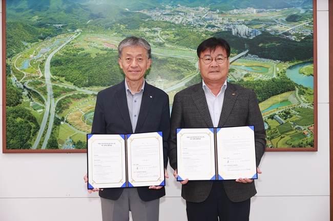 ▲ 강원도 영월군이 지난 12일 영월군청에서 강원특별자치도 영월의료원과 '영월군 공공산후조리원' 위·수탁 협약을 체결했다. 영월군 공공산후조리원은 연면적 1387㎡ 규모(지상 3층)에 산모실 10실, 신생아실등을 갖추고, 이용료는 2주 기준 180만 원이다. 영월 주민은 60~80%의 감면 혜택과 평창·정선 등 인근 지역 산모 가정도 30%의 감면 혜택을 받을 수 있다. 최명서 영월군수는 