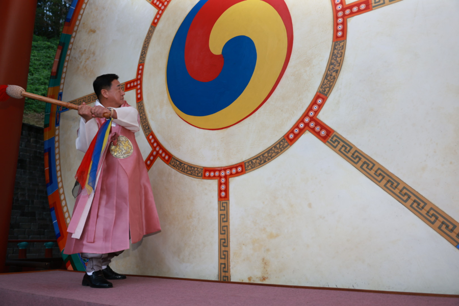 ▲ ‘2025영동세계국악엑스포’조직위원장인 정영철 영동군수가 북을 치며 개막식을 알리고 있다.ⓒ영동군