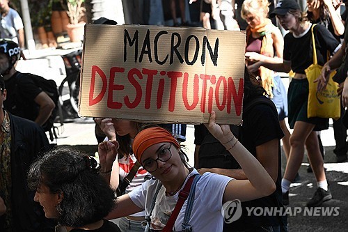 ▲ 남부 마르세유의 시위에 참여한 한 시민이 '마크롱 탄핵' 팻말을 들고 있다. ⓒ연합뉴스