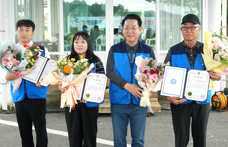 ▲ 김영록 전라남도지사가 12일 함평군 한나리 마을에서 열린 전남지체장애인협회 ‘아름다운 동행’ 봉사활동에 참여, 헌신적으로 봉사활동에 참여한 유공자에게 표창장을 수여한 뒤 기념촬영을 하고 있다.ⓒ전라남도 제공