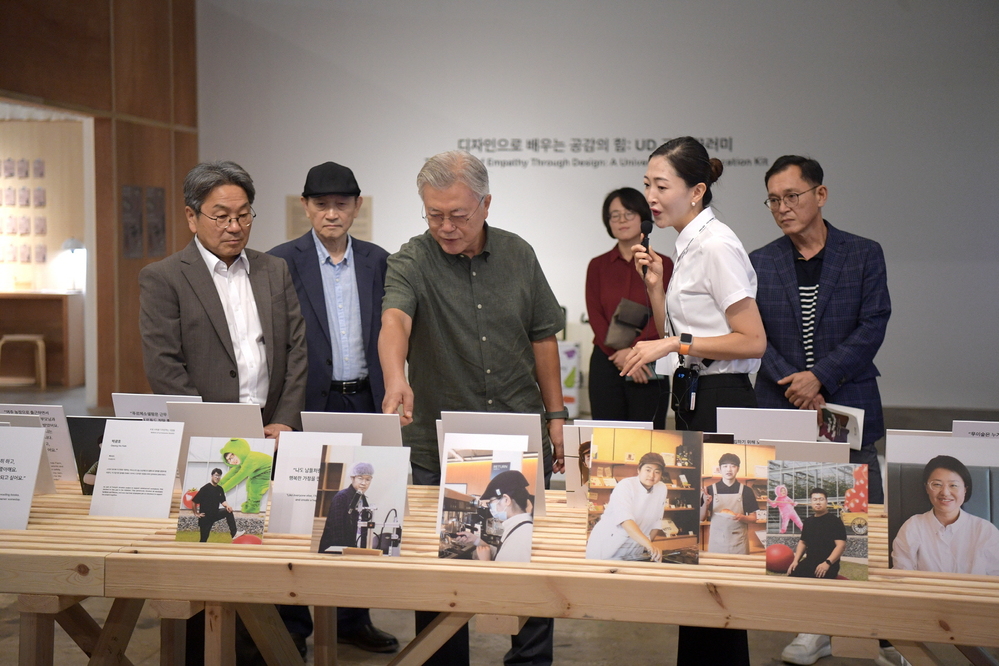 ▲ 강기정 광주광역시장이 12일 광주를 찾은 문재인 전 대통령과 함께  '2025 광주디자인비엔날레'를 관람하고 있다.ⓒ광주광역시 제공