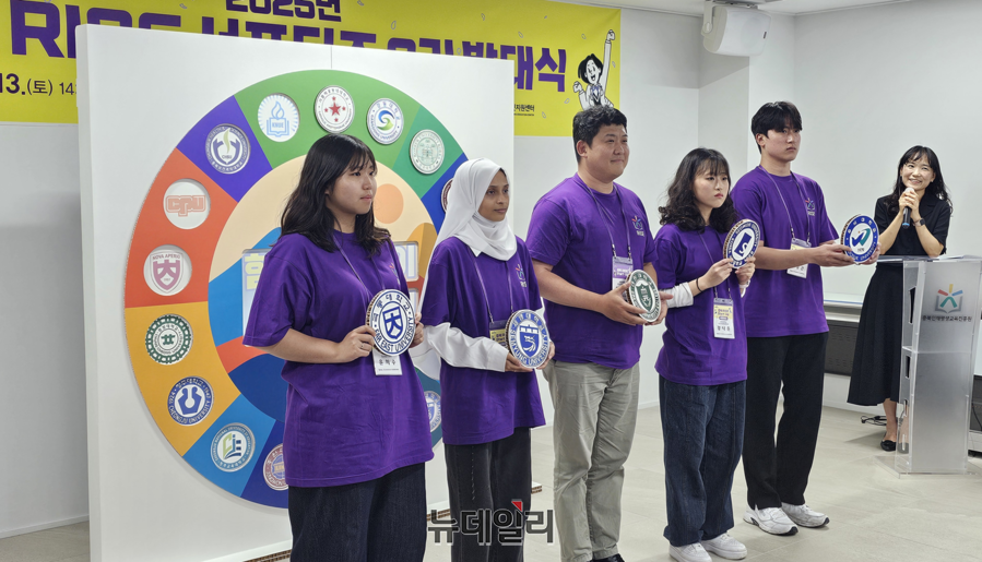 ▲ 18개 대학 학생들이 원형 퍼즐을 들고 보드판 위 자신의 대학에 퍼즐을 맞추기에 앞서 기념 촬영에 응하고 있다.ⓒ김정원 기자