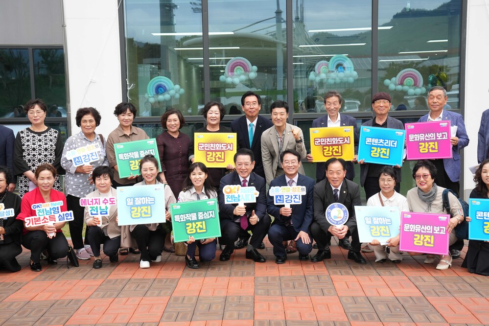 ▲ 김영록 전라남도지사가 12일 강진군 푸소센터에서 열린 ‘강진군 정책비전 투어’ 행사에 참석해 주요내빈들과 기념촬영을 하고 있다.ⓒ전라남도 제공
